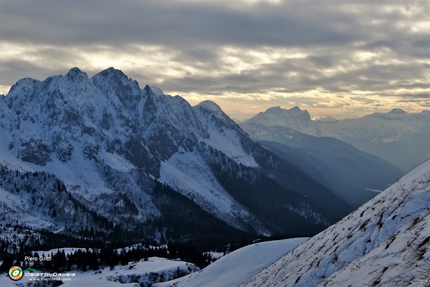 80 Al calar del sole tra le nuvole in Val di Scalve.JPG